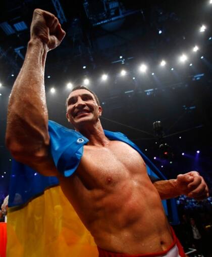Vladimir Klitschko festeja su triunfo con la bandera de Ucrania