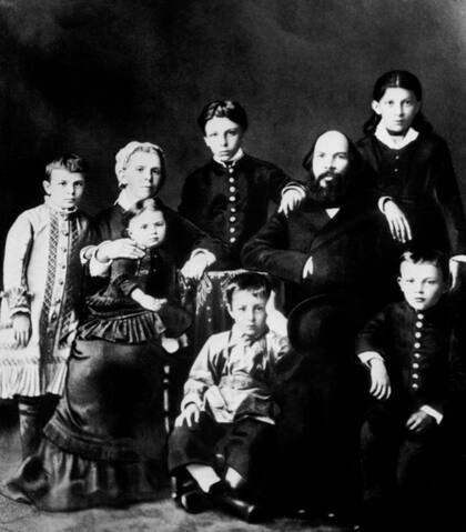 Vladimir Lenin (abajo a la derecha), junto a su familia. Su hermano Aleksandr (de pie en el medio) fue ejecutado en 1887