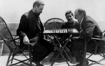 Vladimir Lenin y Alexander Bogdanov, concentrados, en una visita a Maxim Gorky, en Capri, Italia