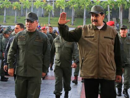 Vladimir Padrino López y Nicolás Maduro, en el Fuerte Tiuna, en Caracas. (Jhonn Zerpa/Miraflores Press Office via AP Archivo)