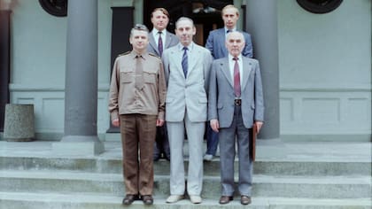 Vladimir Putin (arriba a la derecha) ascendió de mayor a teniente coronel en su primera misión en el extranjero. Aquí con el enlace de la Stasi, Hardi Anders (centro) y su jefe Lasar Matwejew (desde la derecha) (Archivos Federales (MfS, BV Dresden, Abt OT)