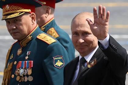 Sin tapabocas ni distancia social. Vladimir Putin encabezó el tradicional desfile militar en homenaje a la derrota de la Alemania nazi