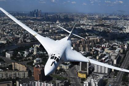 El acto mostró un gran despliegue militar por tierra y por aire