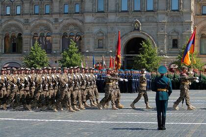 Ninguno de los soldados en las calles respetó la distancia social o usó tapabocas
