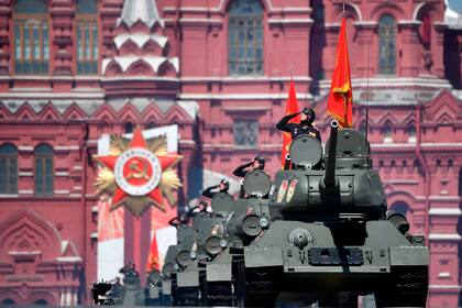 230 vehículos militares atravesaron la plaza de la capital rusa, desde los renovados tanques T-34 de la IIGM a los enormes lanzadores de misiles balísticos intercontinentales Topol