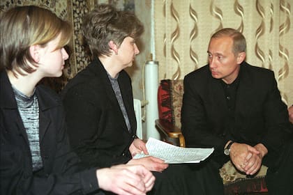 Vladímir Putin con las familias de los tripulantes fallecidos