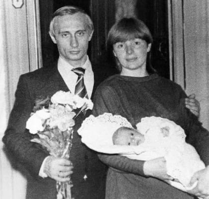 Vladimir Putin con su esposa Ludmila y su pequeña hija Masha en 1985 (Sovfoto / UIG via Getty Images file)