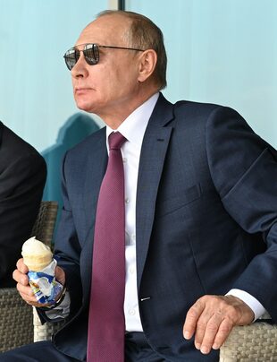 Vladimir Putin, con un helado para ver la demostración de la aviación rusa (Photo by Alexey NIKOLSKY / POOL / AFP)