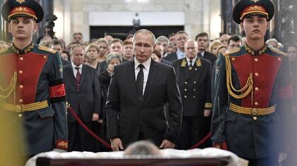 Vladimir Putin despide al embajador ruso