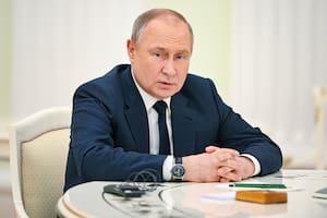 En una criticada visita, Putin volvió a recibir a un líder mundial en la mesa larga del Kremlin
