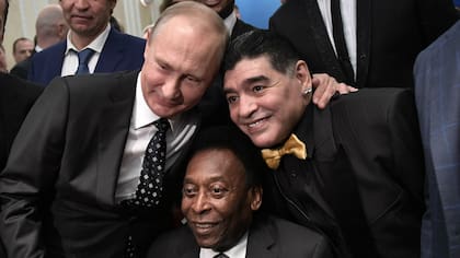 Vladimir Putin, el presidente de Rusia; Maradona y Pelé, en una de las imágenes simbólicas del sorteo