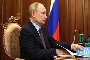 Casi como un comandante en jefe "in absentia", Putin actúa como si el tiempo jugara a su favor