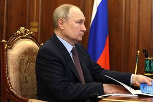 Casi como un comandante en jefe "in absentia", Putin actúa como si el tiempo jugara a su favor