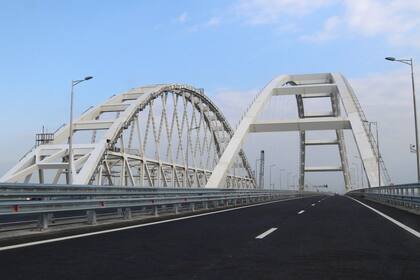 Según un decreto publicado en la página web del gobierno, Stroigazmontaj tenía que entregar el puente antes de diciembre de 2018, con un coste límite de 228.300 millones de rublos (2900 millones de euros de la época en que fue aprobado)