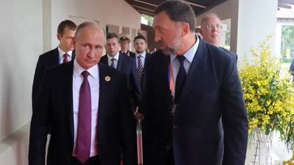 Vladimir Putin junto a Oleg Deripaska, uno de los llamados "oligarcas" que le son cercanos (2017)