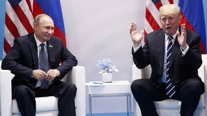 El presidente estadounidense lució relajado y dijo que era "un honor" conocer a Putin