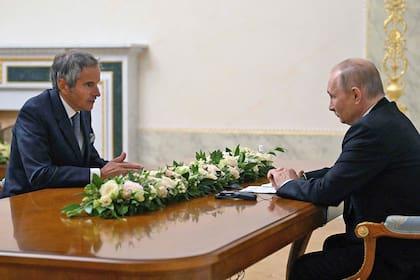 El presidente ruso Vladimir Putin se reúne con Rafael Grossi, director del Organismo Internacional de Energía Atómica (OIEA) de la ONU, en San Petersburgo el 11 de octubre de 2022.