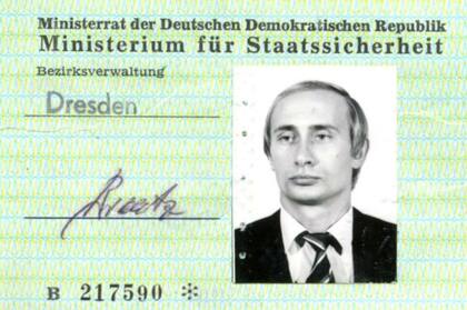 Vladimir Putin recibió el carné de la Stasi en 1985