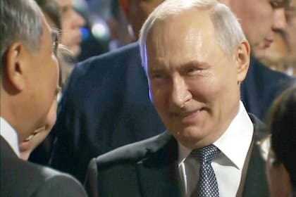 Vladimir Putin saluda al canciller chino Wang Yi a su llegada a Pekín