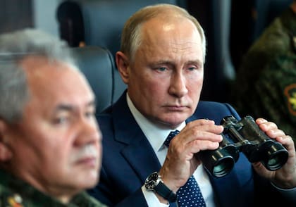 Vladimir Putin sostiene unos binoculares al observar maniobras militares conjuntas de Rusia y Bielorrusia 