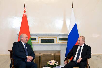 Vladimir Putin y  Alexander Lukashenko en San Petersburgo