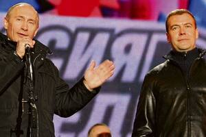 Vladimir Putin y Dimitri Medvedev saludaron anoche a sus simpatizantes tras el triunfo