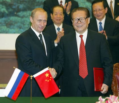 Vladimir Putin y el entonces presidente chino Jiang Zemin normalizaron las relaciones con el Tratado de buena vecindad y cooperación amistosa entre la República Popular China y la Federación Rusa