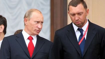 Vladimir Putin y el oligarca Oleg Deripaska, sancionado por el gobierno británico