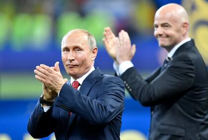 Vladimir Putin y Gianni Infantino, presidente de la FIFA, en la final del Mundial de Rusia 2018