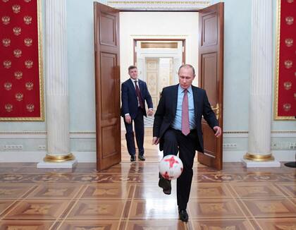 Vladimir Putin y los deportes: jugando con la pelota oficial de la Copa Confederaciones en el Kremlin, en noviembre de 2016. 