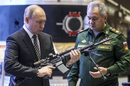 Vladimir Putin y Sergei Shoigu