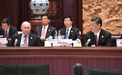 Vladimir Putin y Xi Jinping en el foro internacional de la iniciativa Belt and Road, con Wáng Hùníng al fondo. Foto Archivo.