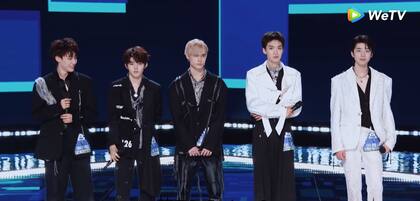 Vladislav Ivanov (en el centor) junto a sus compañeros de reality