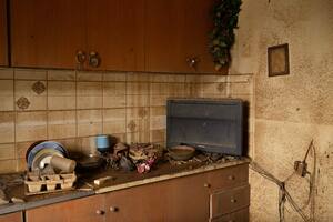 Las huellas que el barro dejó en las casas de un pequeño pueblo en Grecia