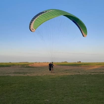 Volaba con su parapente y se precipitó a la tierra: el empleado municipal de Saavedra Pigüé murió en el acto