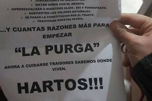 Volantes que dejaron en el local atacado