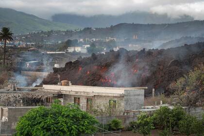 La lava baja de la montaña y está a punto de tragarse varias casas