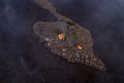 Una de las pocas casas que se encuentra en el camino de lava del volcán que aún permanece intacta