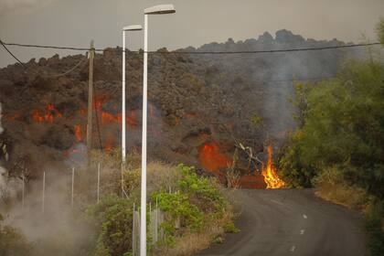 Una carretera quedó cerrada tras el paso implacable de la lava que se dirige al mar