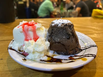 Volcán de chocolate con helado, uno de los abundantes postres que ofrecen