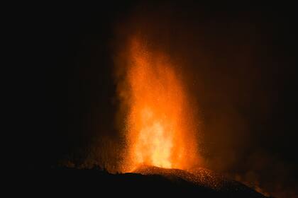 Las autoridades están pidiendo a las personas que por favor no se acerquen a la zona de erupción ya que las carreteras están colapsando por la cantidad de autos que se dirigen a la zona afectada para poder ver y fotografiar el volcán