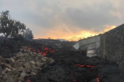 El flujo de lava se detuvo a unos cientos de metros antes de los límites de la ciudad, pero destruyó 17 aldeas en el camino, cortó el suministro eléctrico principal y bloqueó una carretera principal, interrumpiendo las entregas de ayuda a uno de los lugares con mayor inseguridad alimentaria en África