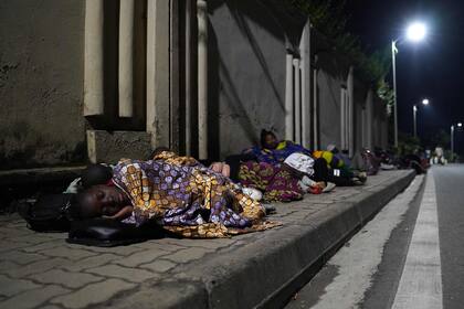 A medida que pasan las horas la situación emperora, la evacuación hace que las familias deban dormir en las calles o en refugios improvisados