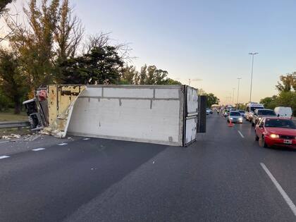 Volcaron dos camiones con carne en la Autopista Ricchieri y el Acceso Oeste
