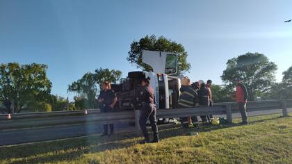 Volcaron dos camiones con carne en la Autopista Ricchieri y el Acceso Oeste