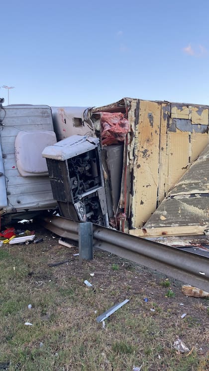 Volcaron dos camiones con carne en la Autopista Ricchieri y el Acceso Oeste
