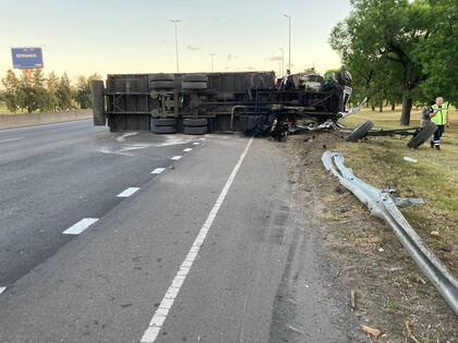Volcaron dos camiones con carne en la Autopista Ricchieri y el Acceso Oeste