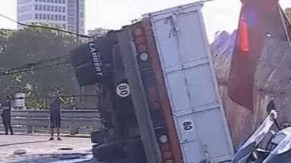 Volcó un camión en el empalme de Panamericana y General Paz
