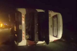 Un micro volcó en la Ruta 2 y hay nueve pasajeros heridos