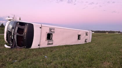 Volcó un micro de larga distancia en la ruta 9: al menos 10 heridos.